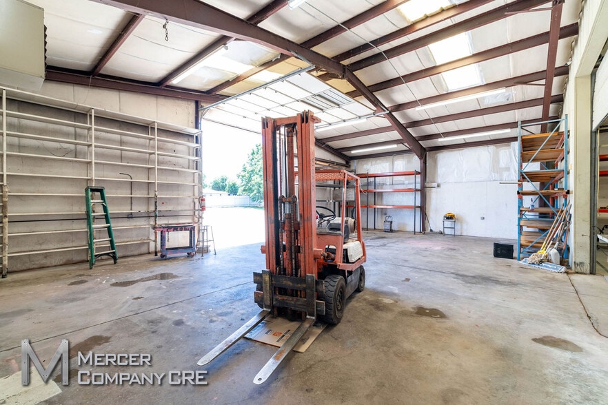 More Photos Of 10108 NW 10th St, Yukon Warehouse For Sale