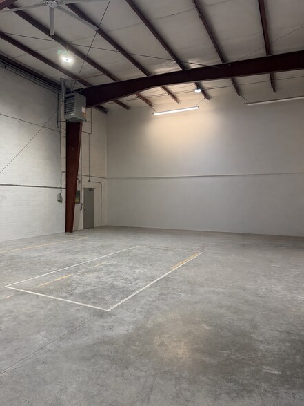 More Photos Of 572 Central Dr, Virginia Beach Light Distribution For Lease