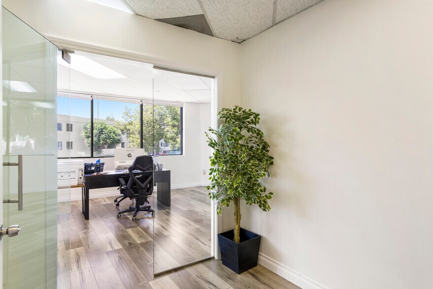 More Photos Of 14553 Delano St, Van Nuys Office For Lease
