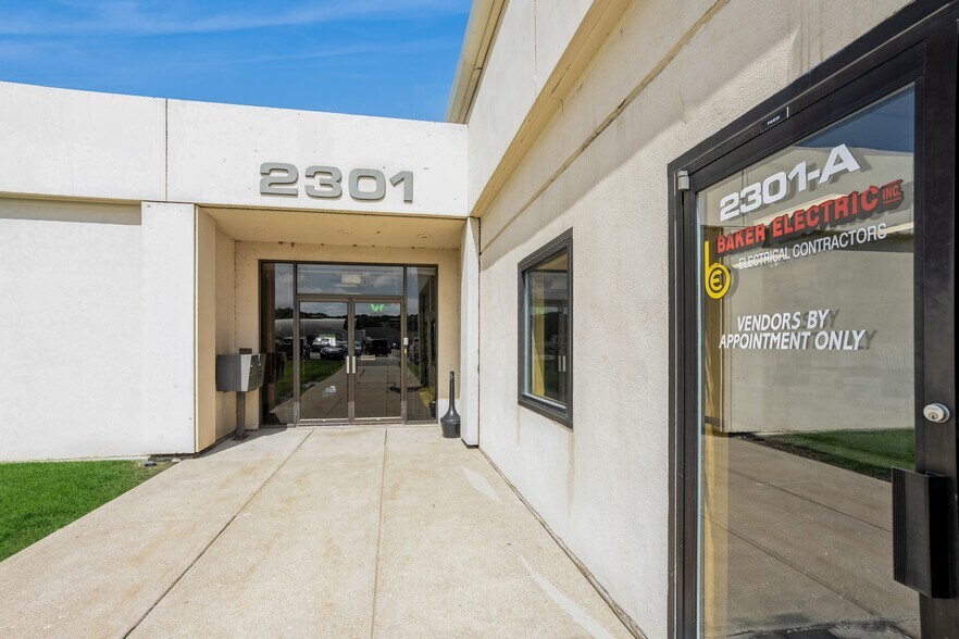 More Photos Of 2301 Fleur Dr, Des Moines Warehouse For Lease