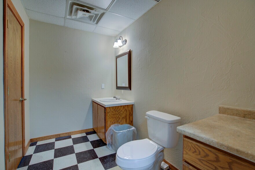 More Photos Of 2830 NW 32nd St, Newcastle Office For Sale