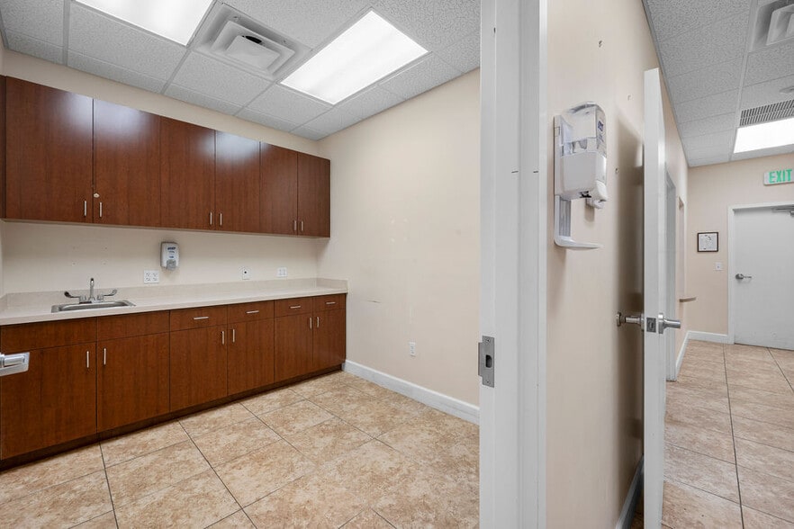 More Photos Of 1713 US Highway 441 N, Okeechobee Medical For Lease