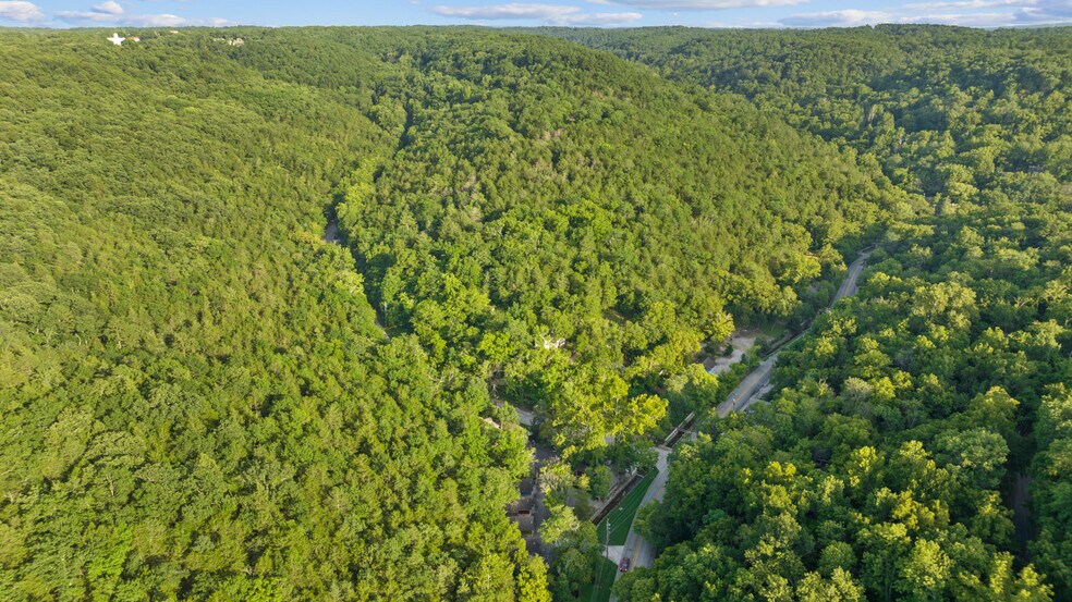 More Photos Of 275 N Main St, Eureka Springs Hotel For Sale