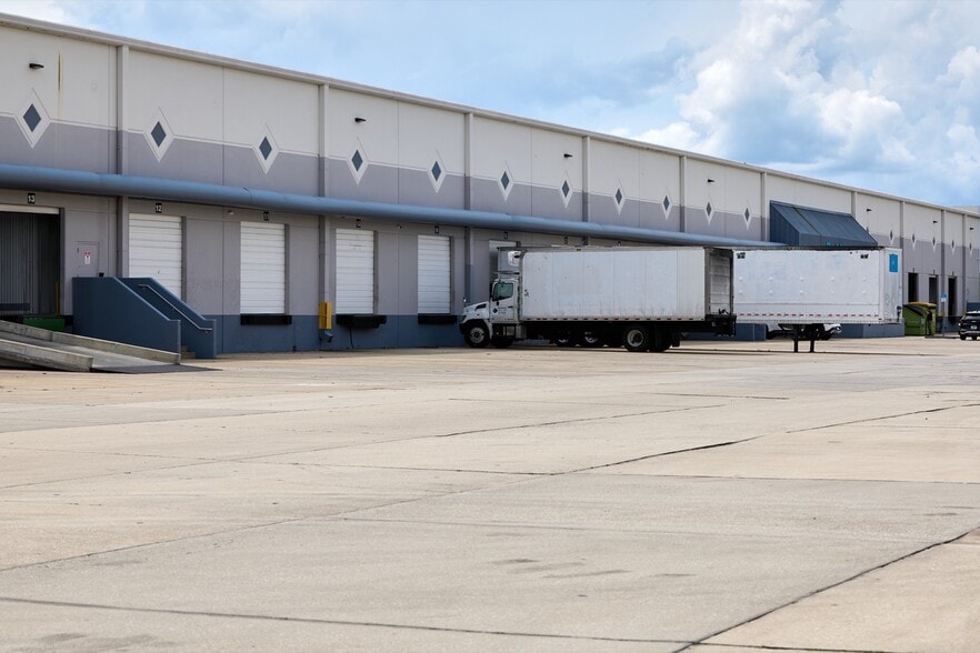 More Photos Of 2507 Investors Row, Orlando Distribution For Lease