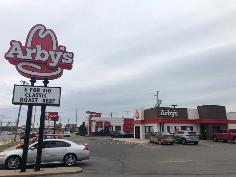 More Photos Of 434 S West St, Wichita Freestanding For Lease