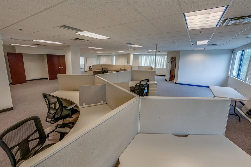 More Photos Of 6000 Brooktree Rd, Wexford Office For Lease