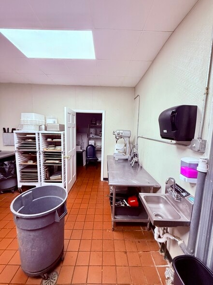 More Photos Of 1187 S Gratiot Ave, Clinton Township Restaurant For Lease