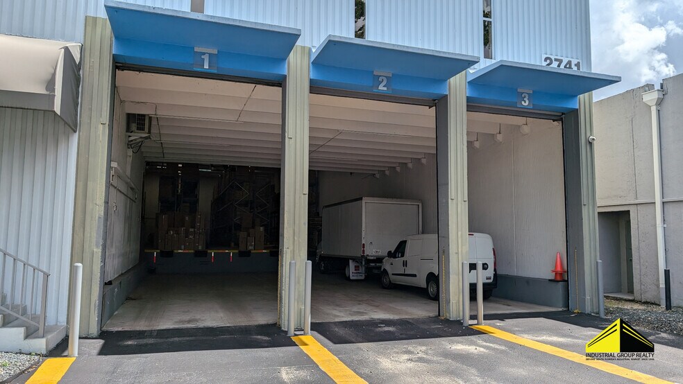More Photos Of 2741 W 76th St, Hialeah Warehouse For Lease