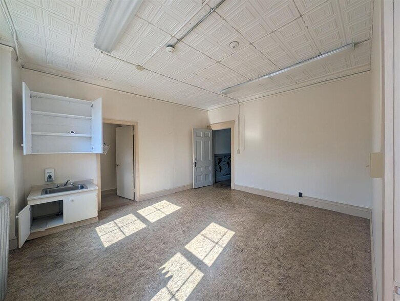More Photos Of 16 Central st, Claremont Specialty For Sale