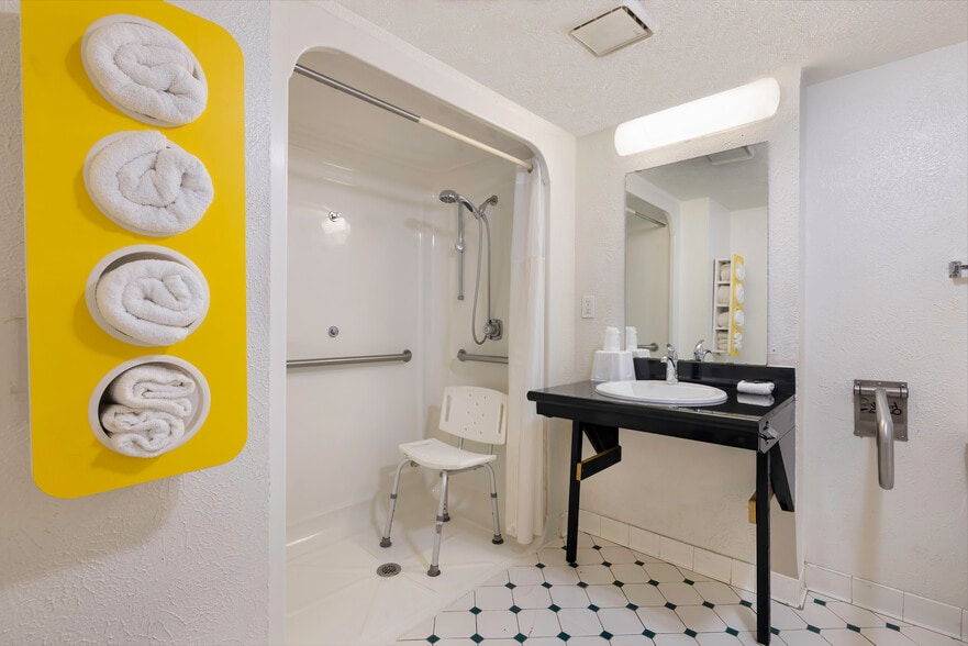 More Photos Of 220 I-10, Beaumont Hotel For Sale