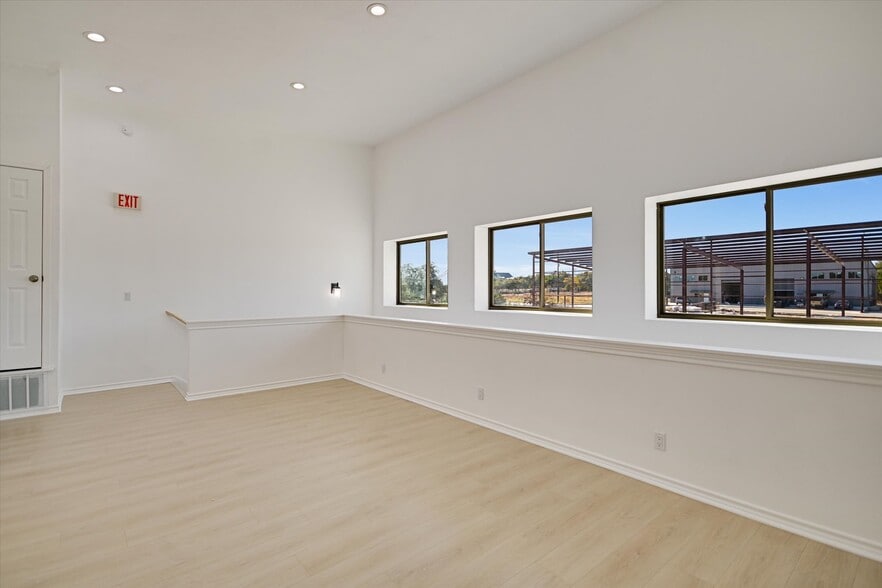 More Photos Of 10020 Darden Hill Rd, Austin Light Distribution For Lease