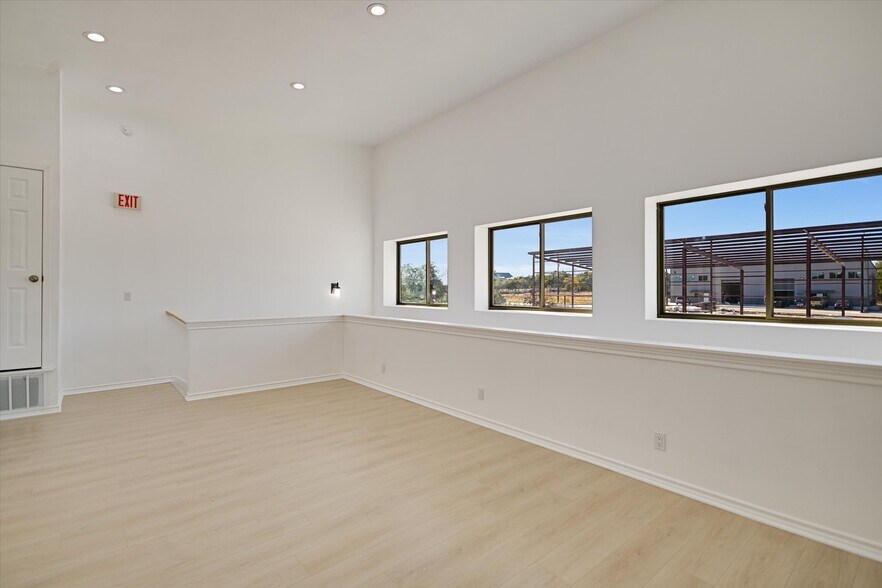 More Photos Of 10020 Darden Hill Rd, Austin Light Distribution For Lease