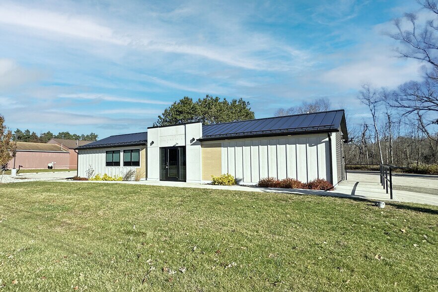 Primary Photo Of 8474 Mason Dr, Newaygo Office For Lease