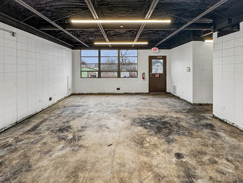 More Photos Of 313 Franklin Ave, Union Light Distribution For Sale