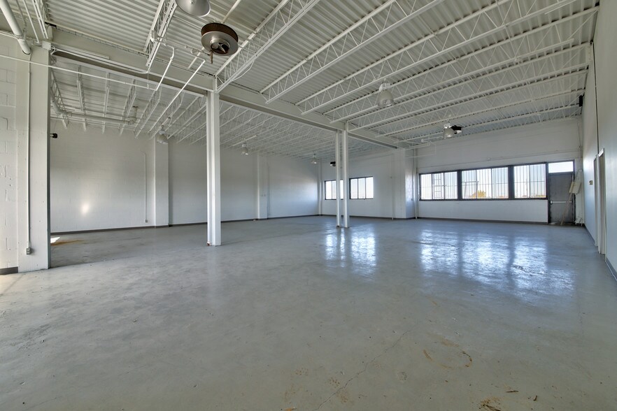 More Photos Of 8515 Av 9e, Montréal Light Manufacturing For Sale