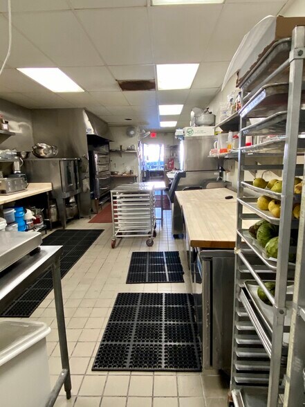 More Photos Of 826 Pico Blvd, Santa Monica Storefront For Sale