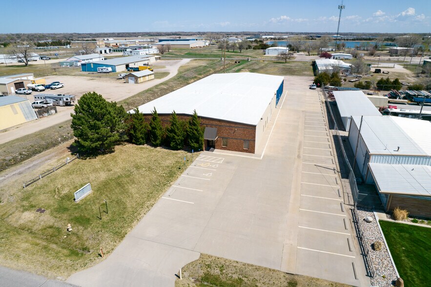 More Photos Of 1302 N Grand St, Hutchinson Flex For Lease