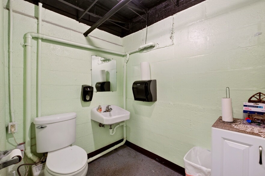 More Photos Of 162-166 N Main St, Broadway Office For Sale