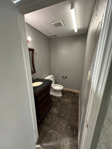 More Photos Of 5021 Gordon Smith Dr, Rowlett Warehouse For Lease