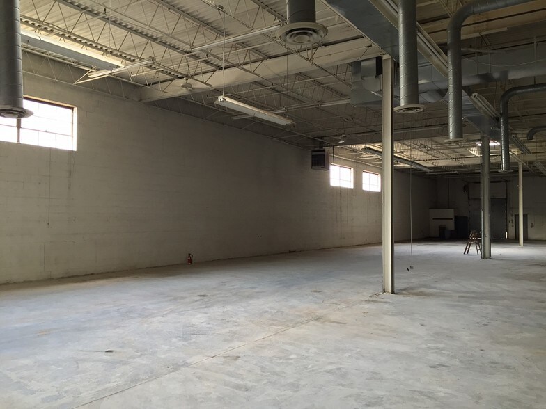 More Photos Of 110-112 Carpenter Ave, Wheeling Manufacturing For Lease
