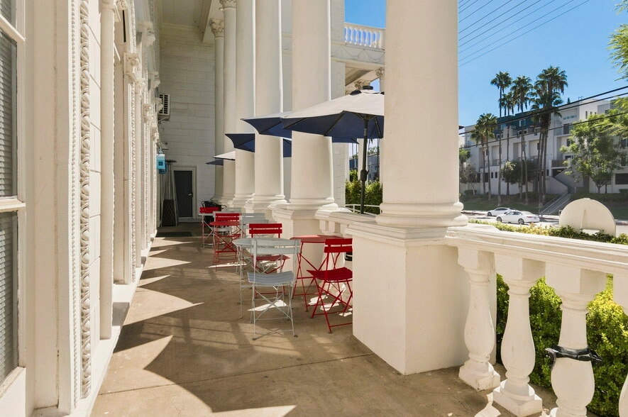More Photos Of 20501 Ventura Blvd, Woodland Hills Office For Lease