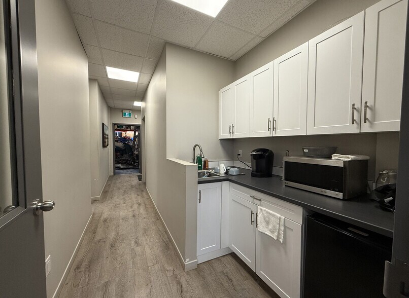 More Photos Of 108 Parkdale Ave N, Hamilton Freestanding For Sale