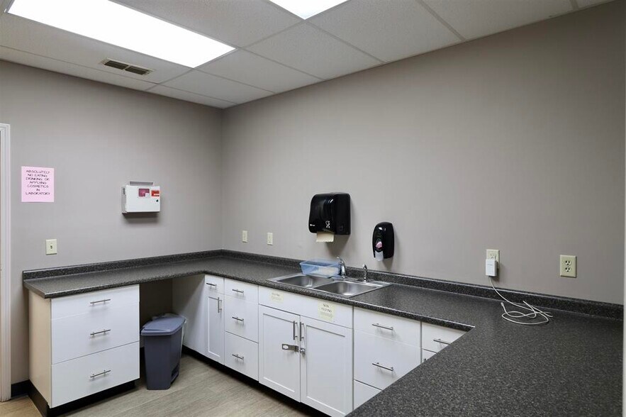 More Photos Of 1203 E College St, Brownsville Medical For Sale