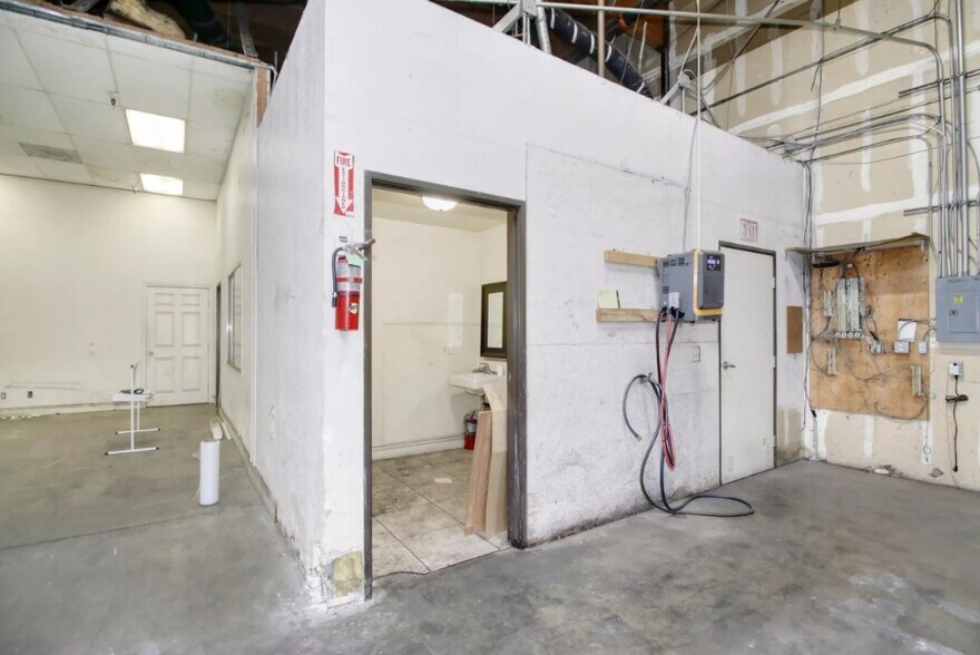 More Photos Of 8535 Morrison Creek Rd, Sacramento Showroom For Lease
