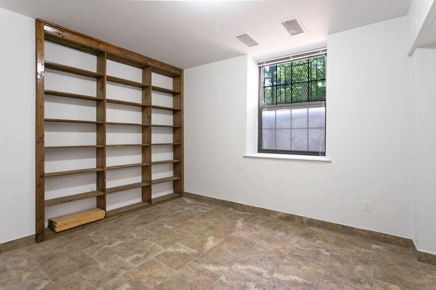 More Photos Of 6 Burns St, Forest Hills Apartments For Lease