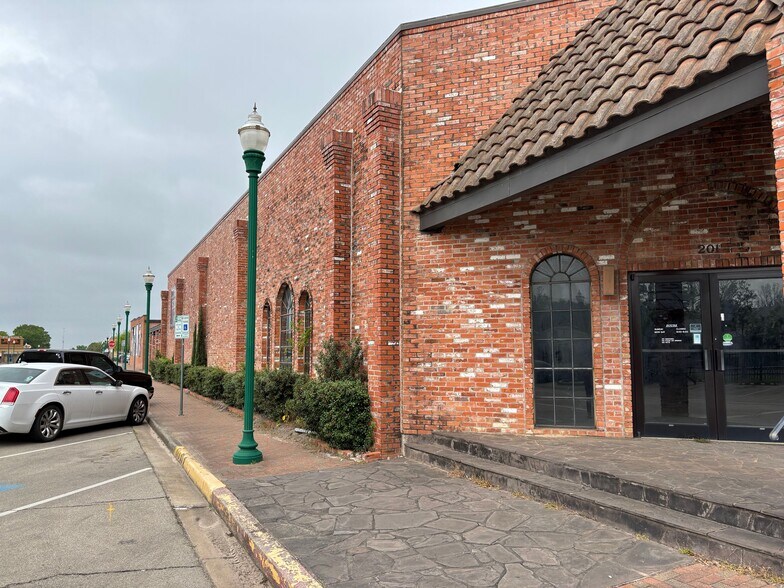 More Photos Of 201 N Pacific St, Conroe Freestanding For Lease