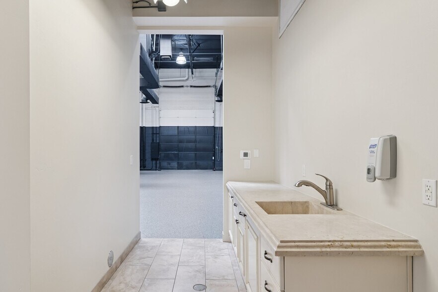 More Photos Of 9096 E Bahia Dr, Scottsdale Showroom For Lease