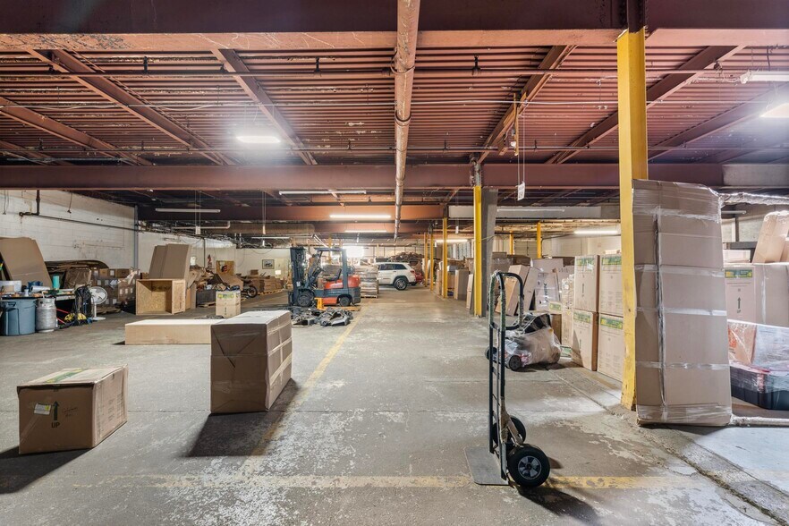 More Photos Of 417-433 Myrtle Ave, Bridgeport Showroom For Sale