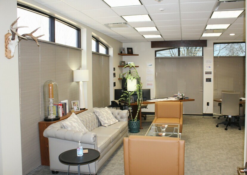 More Photos Of 601 Crescent Blvd, Ridgeland Office For Lease