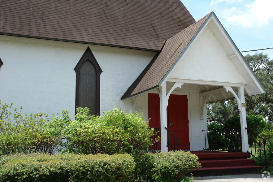 Primary Photo Of 18-20 E Pleasant St, Avon Park Religious Facility For Sale