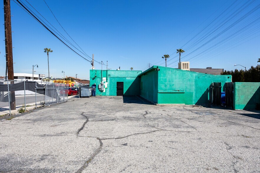 More Photos Of 2500 Artesia Blvd, Redondo Beach General Retail For Sale