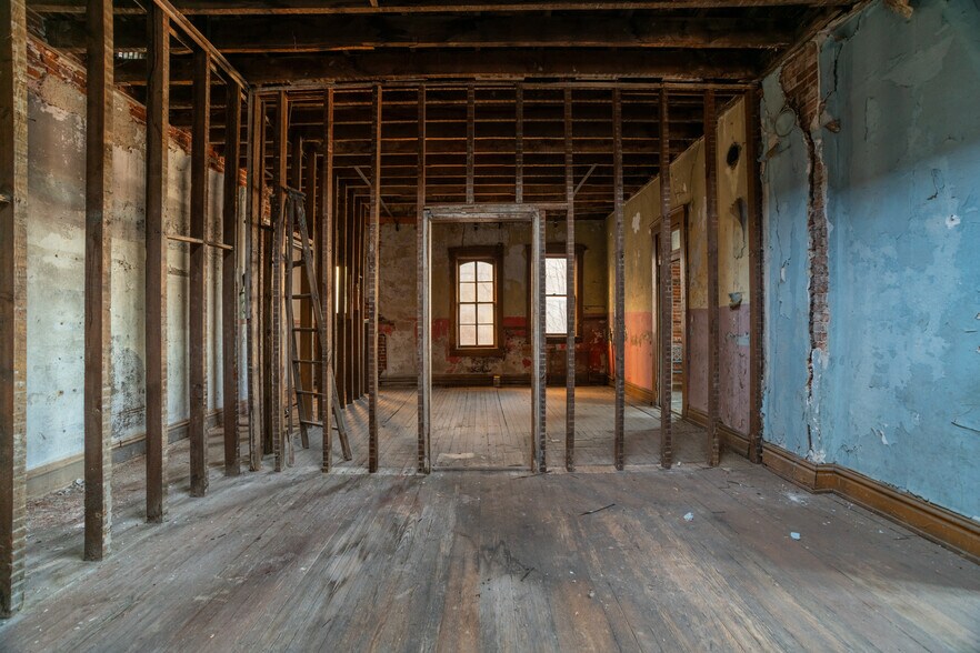 More Photos Of 217 W Main St, Washington General Retail For Sale