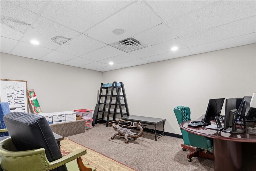 More Photos Of 15043 Main St, Alachua Showroom For Sale