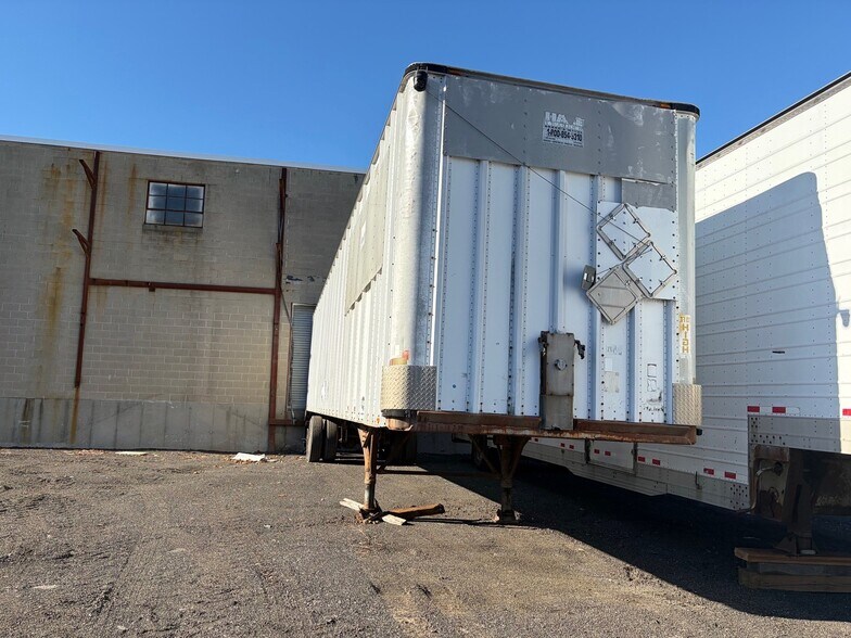 More Photos Of 55 Industrial Cir, Lincoln Distribution For Lease