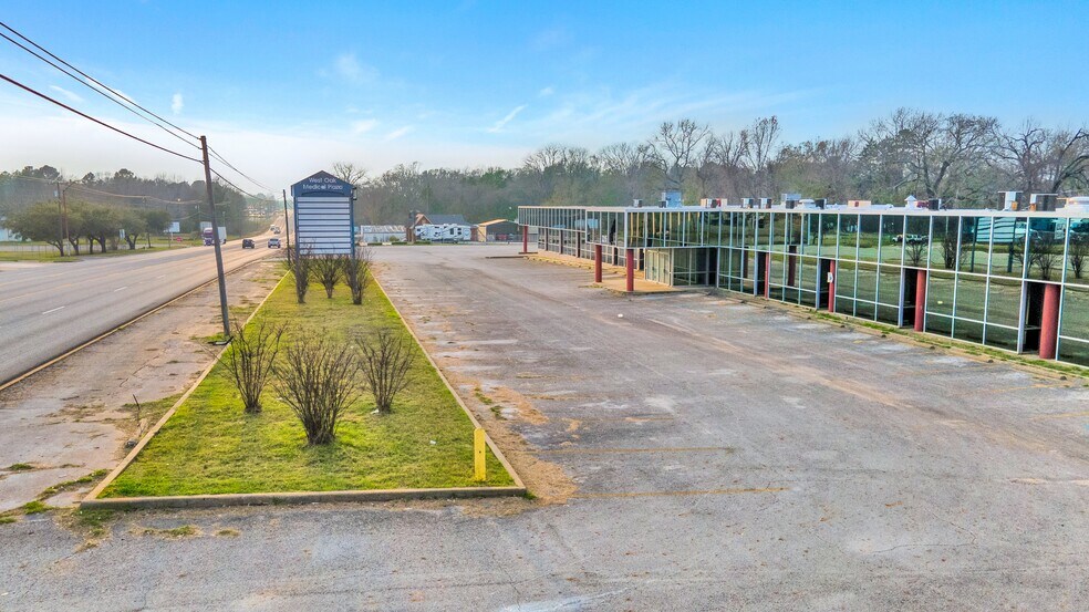 More Photos Of 3215 W Oak St, Palestine Medical For Lease