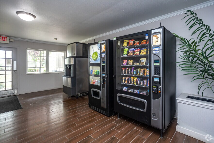 More Photos Of 5425 Clarkins Dr, Austintown Hotel For Sale