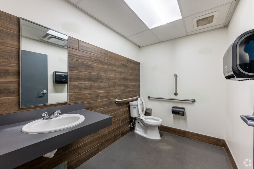 More Photos Of 1810 S Lynhurst Dr, Indianapolis Unknown For Lease