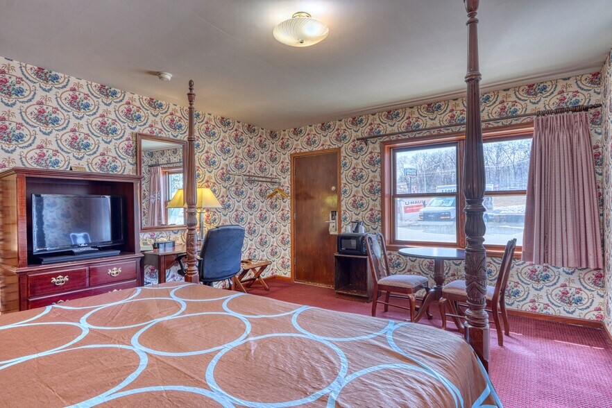 More Photos Of 726 S Highway 35, Saint Croix Falls Hotel For Sale