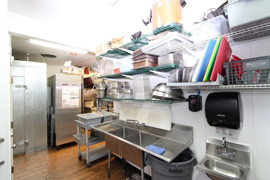 More Photos Of 7707-7711 SE 27th St, Mercer Island General Retail For Lease