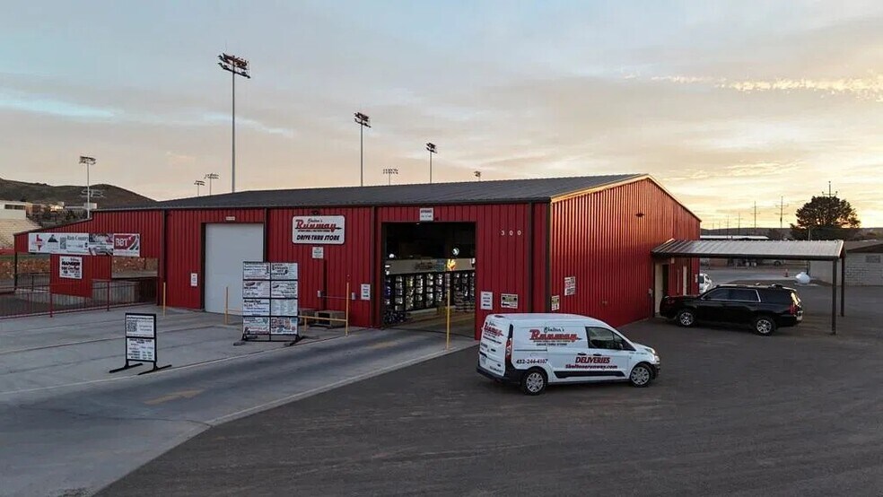 Primary Photo Of 300 S Cockrell St, Alpine Convenience Store For Sale
