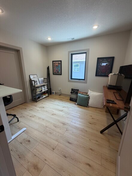 More Photos Of 2009 Buchanan St, North Kansas City Office Residential For Lease