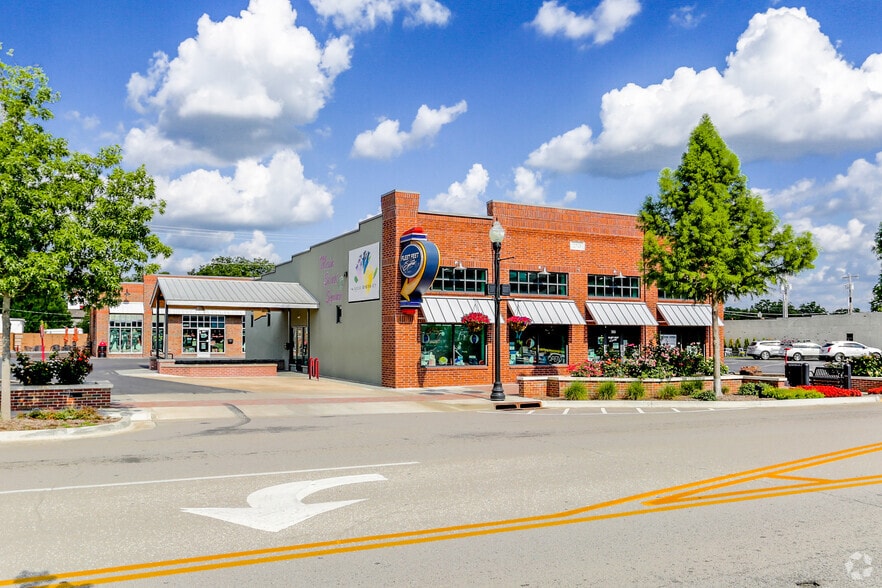 Primary Photo Of 303 S Main St, Broken Arrow Restaurant For Lease