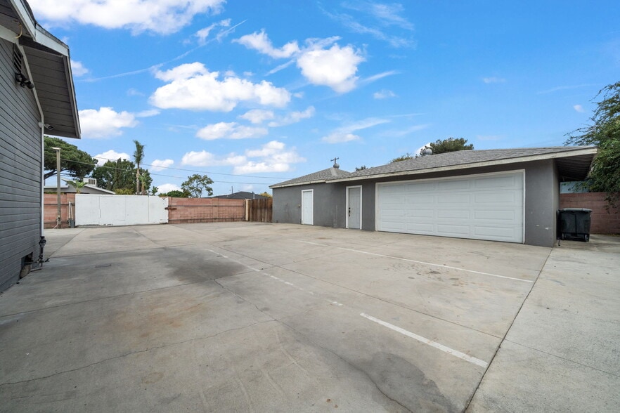 More Photos Of 2283 N Batavia St, Orange Contractor Storage Yard For Sale