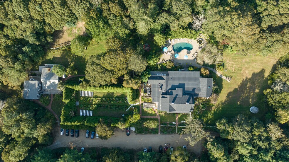 More Photos Of 90 Manaquayak Rd, West Tisbury Hotel For Sale