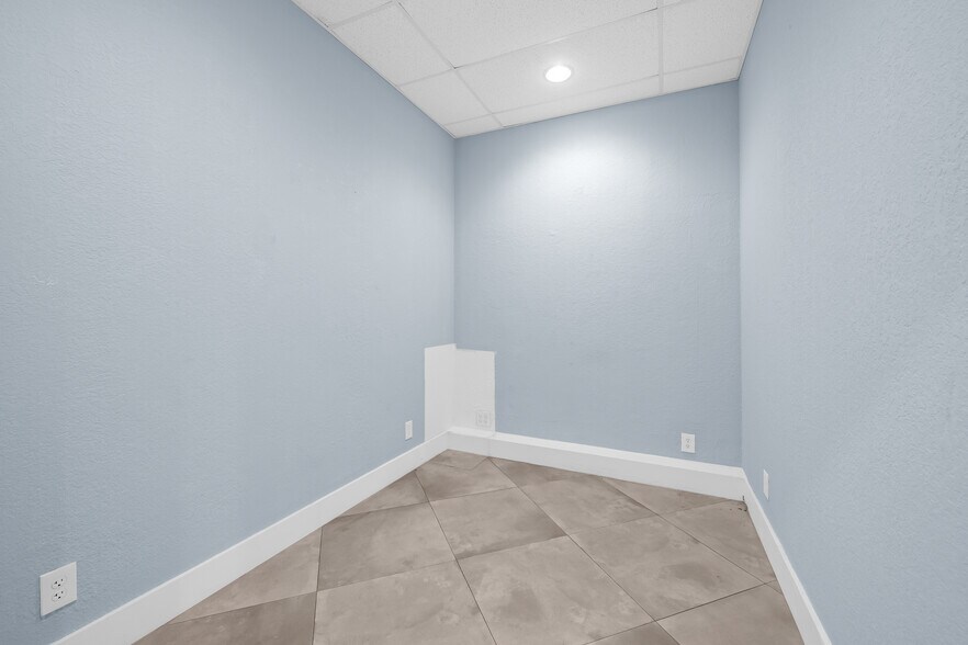 More Photos Of 2701-2709 E Oakland Park Blvd, Fort Lauderdale Storefront Retail Office For Lease