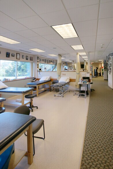 More Photos Of 16 Pelham Rd, Salem Medical For Sale